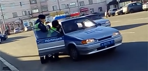 Полицейского, обвиняемого в избиении человека, отправили под домашний арест Полицейского, обвиняемого в избиении человека, отправили под домашний арест