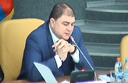 В последний день работы Вадим Потомский подписал скандальный закон о митингах