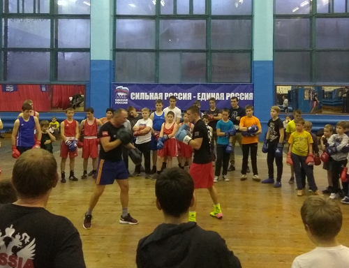 Чемпион мира по боксу провел во Мценске открытую тренировку Чемпион мира по боксу провел во Мценске открытую тренировку