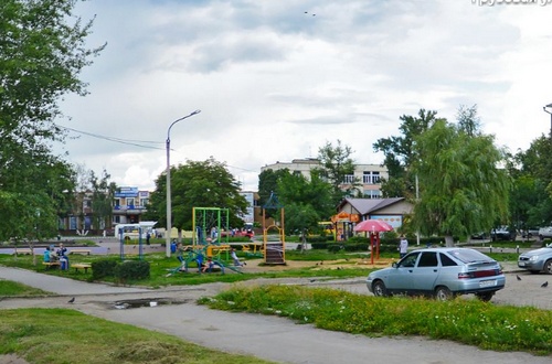 Детскую площадку перед спортцентром «Атлант» привели в порядок