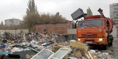 В Орле продолжают вывозить мусор с городских территорий